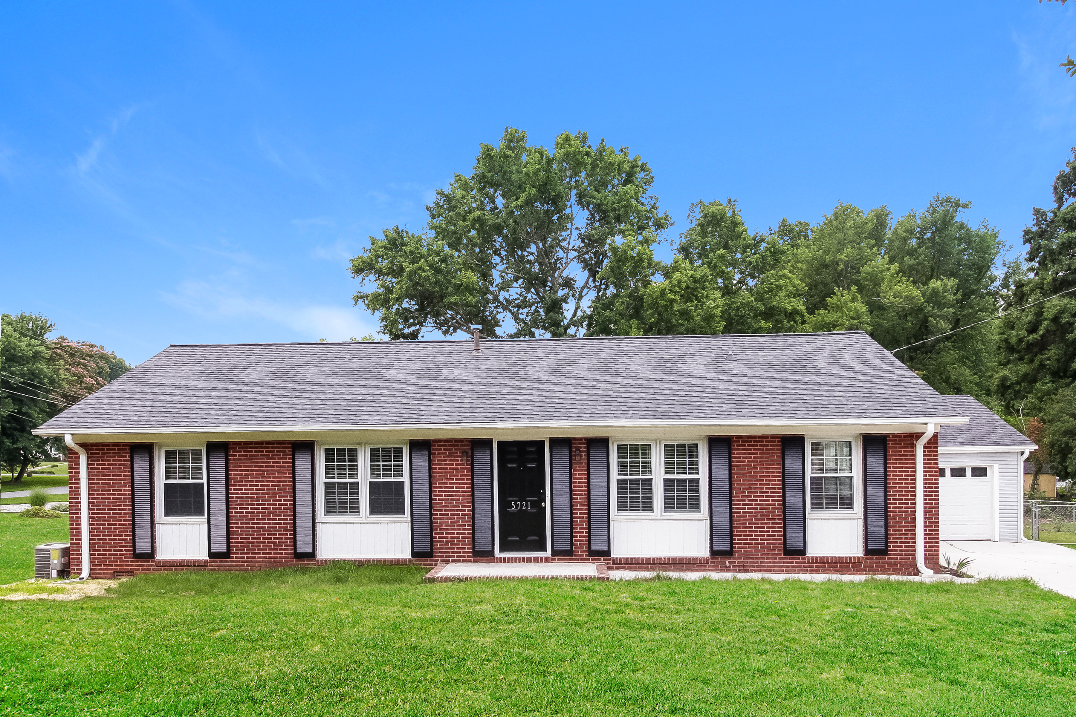 5721 FRIENDSWOOD DR GREENSBORO, NC 27409